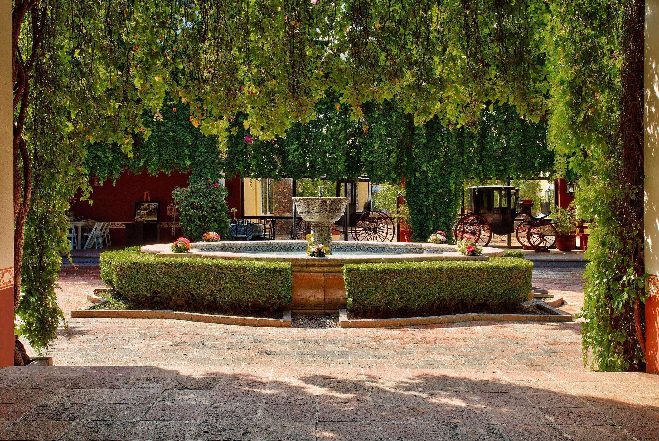 Готель Hacienda Jurica By Brisas Керетаро Екстер'єр фото Fountain in the courtyard of the winery