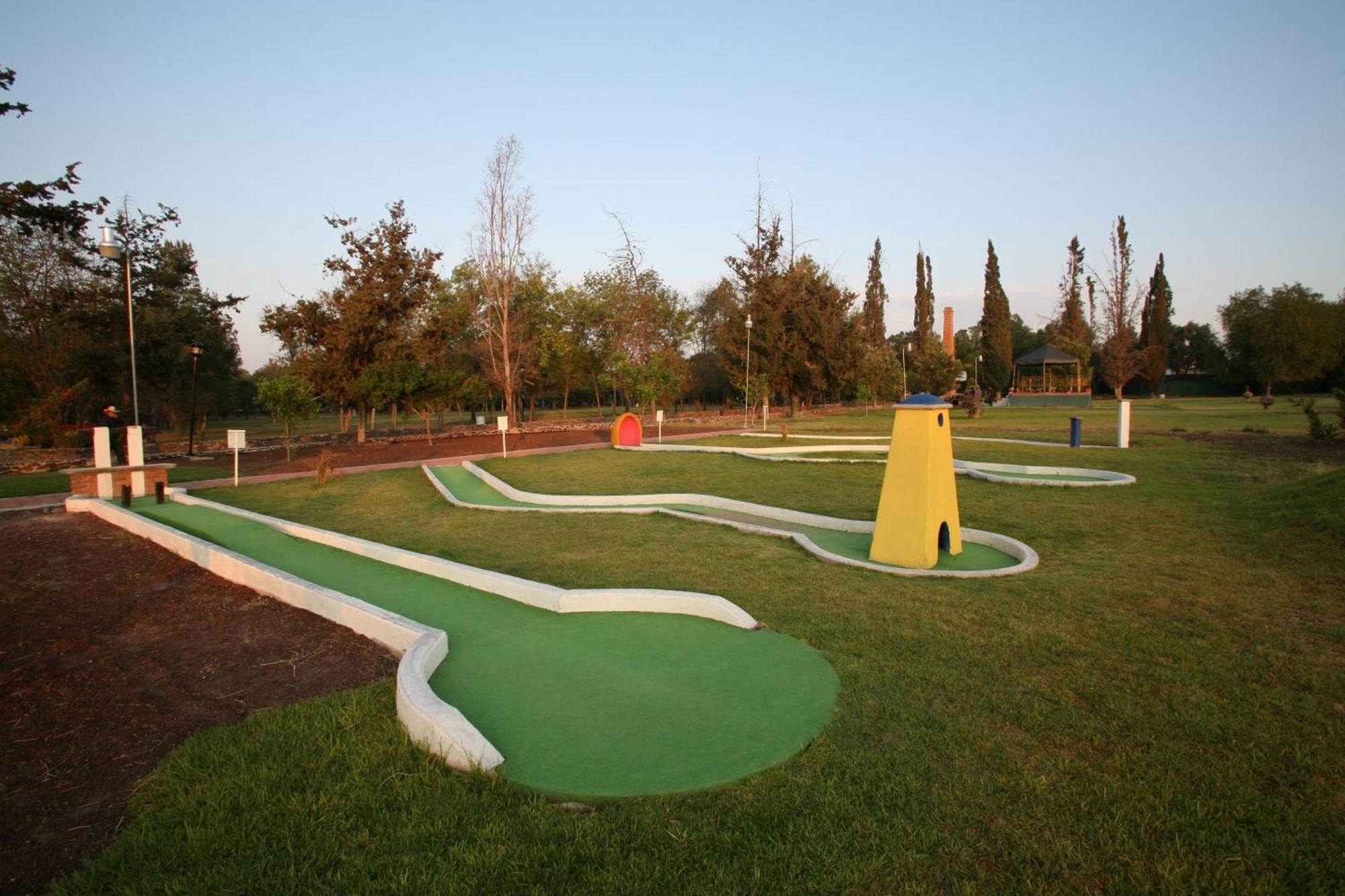 Готель Hacienda Jurica By Brisas Керетаро Екстер'єр фото Miniature golf course in the park